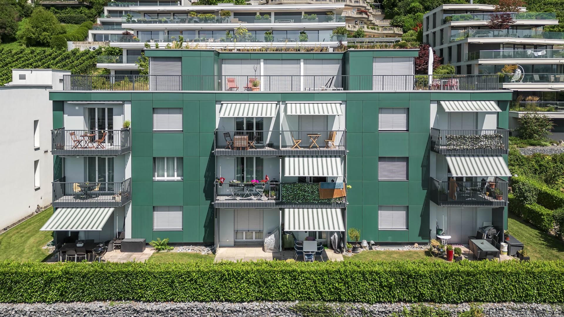 Referencia arquitectónica real de una fachada fotovoltaica integrada