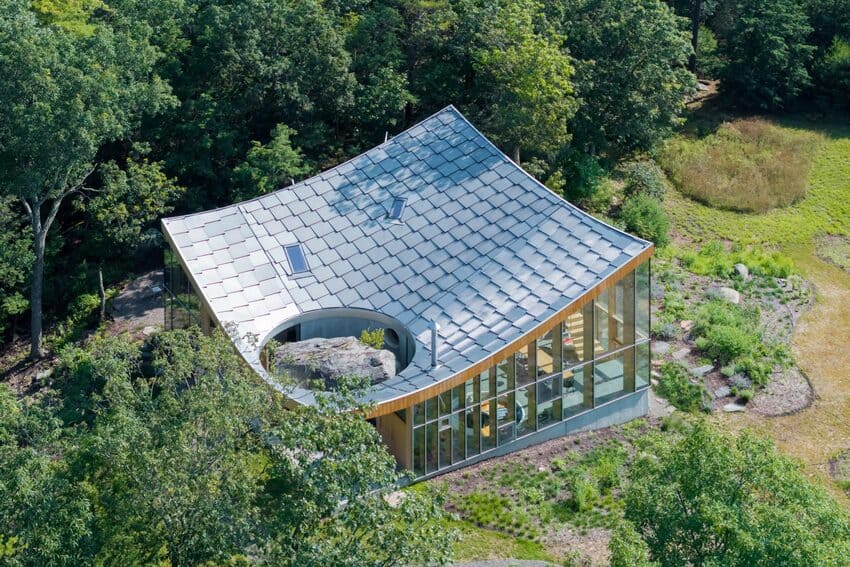 Vivienda real con tejas solares integradas en toda la cubierta
